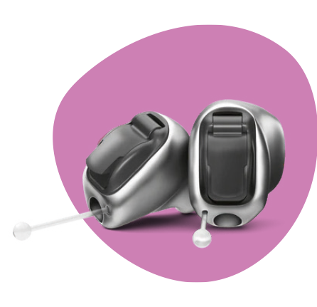 Der Brillenmacher Frau freut sich über Ihre neuen Hörsysteme.jpg