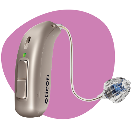 Der Brillenmacher Frau freut sich über Ihre neuen Hörsysteme.jpg